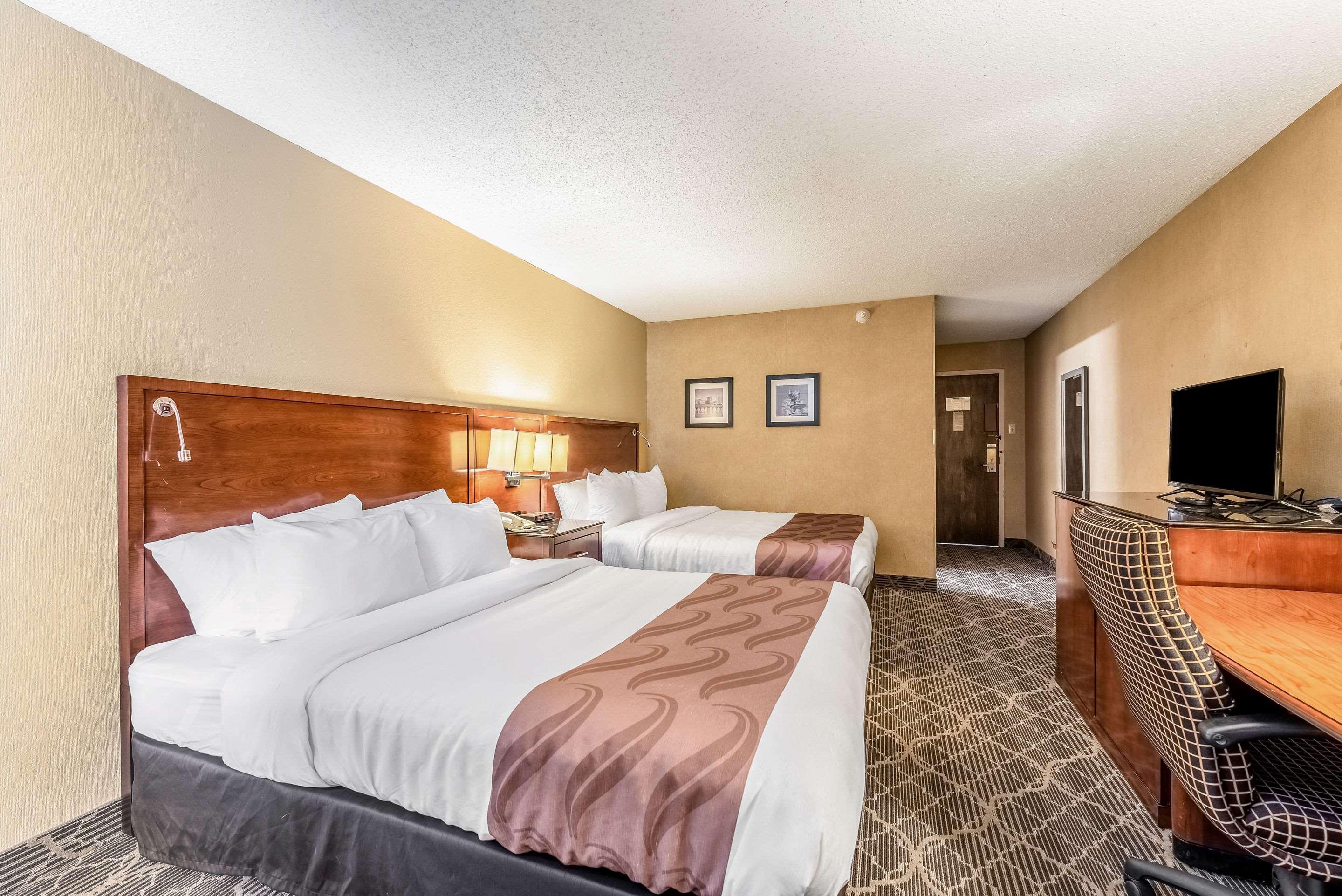 Quality Inn & Suites Брейнърд Екстериор снимка