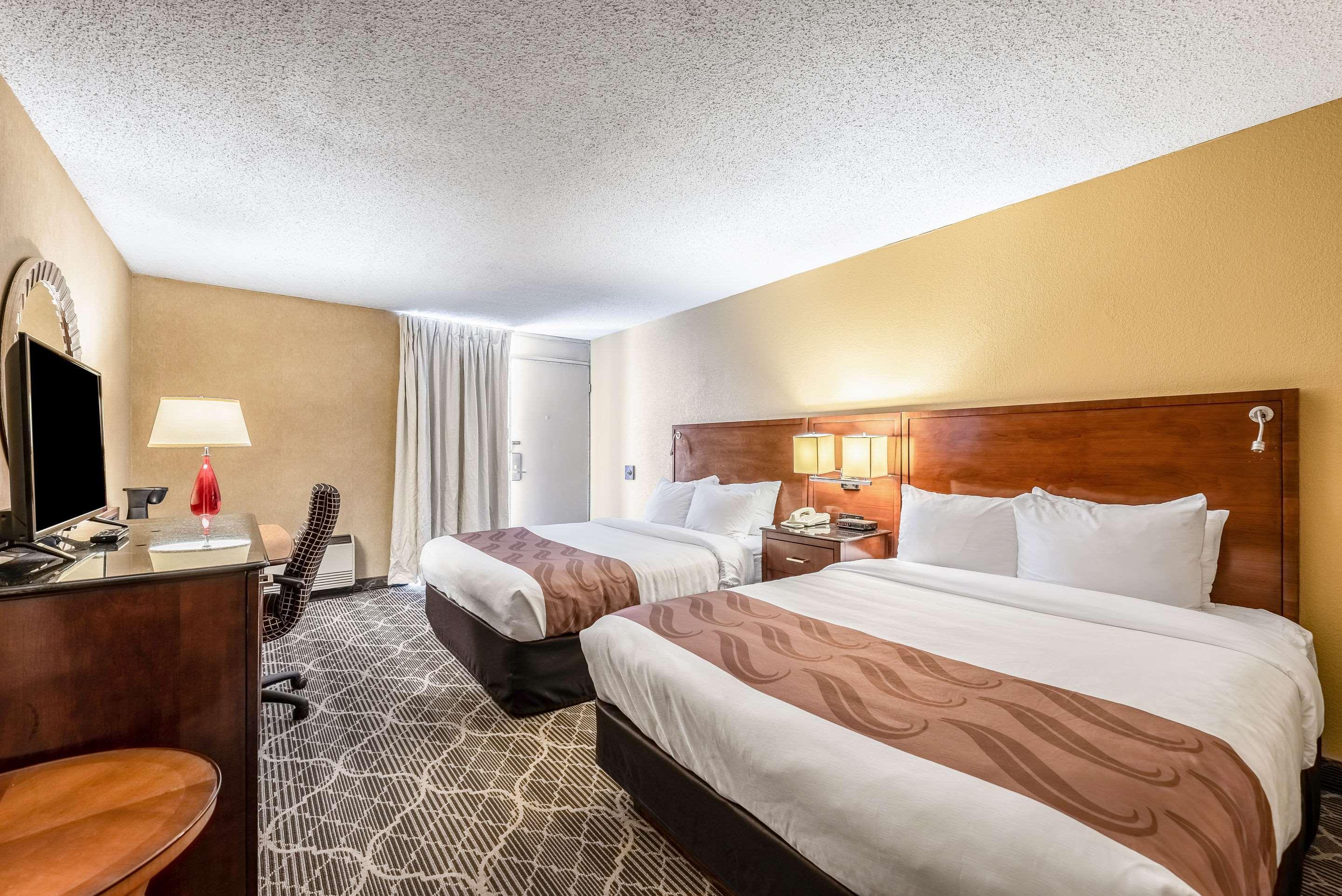 Quality Inn & Suites Брейнърд Екстериор снимка