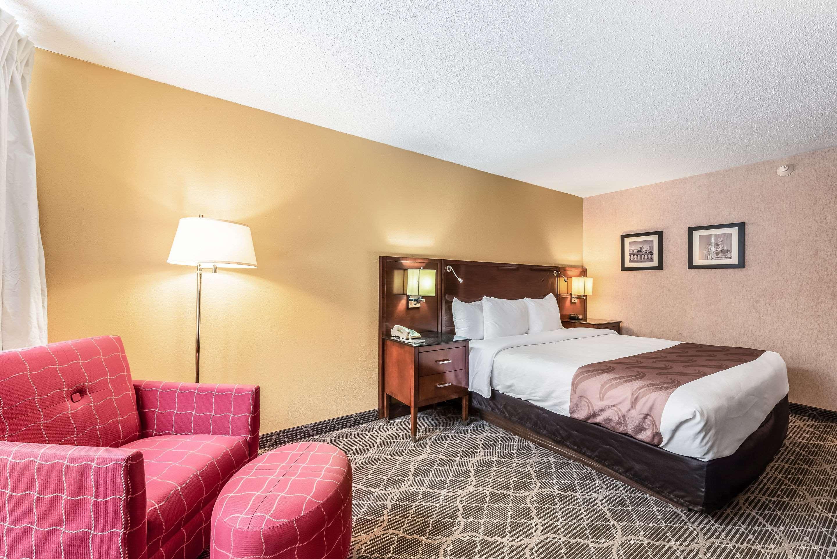 Quality Inn & Suites Брейнърд Екстериор снимка