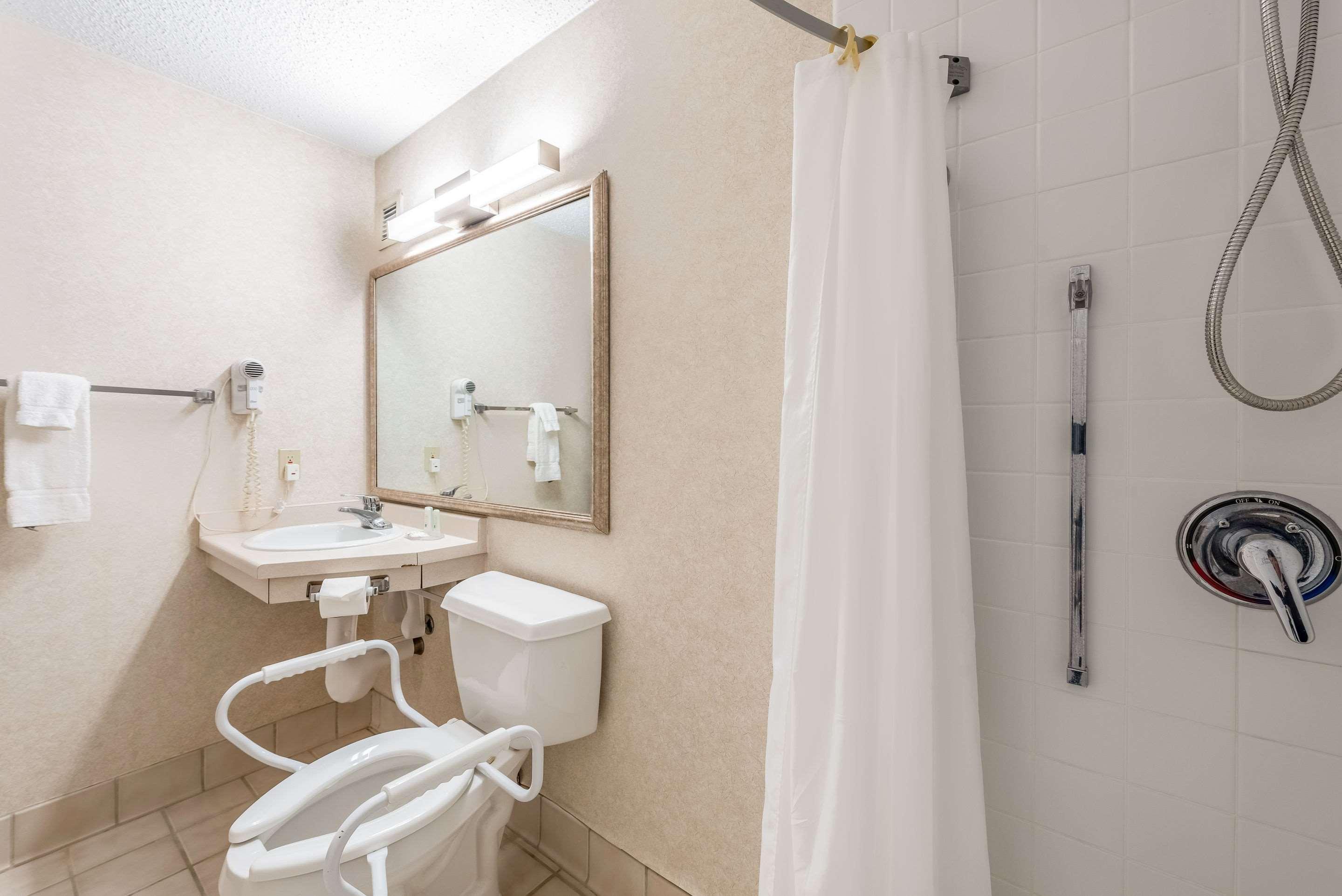 Quality Inn & Suites Брейнърд Екстериор снимка