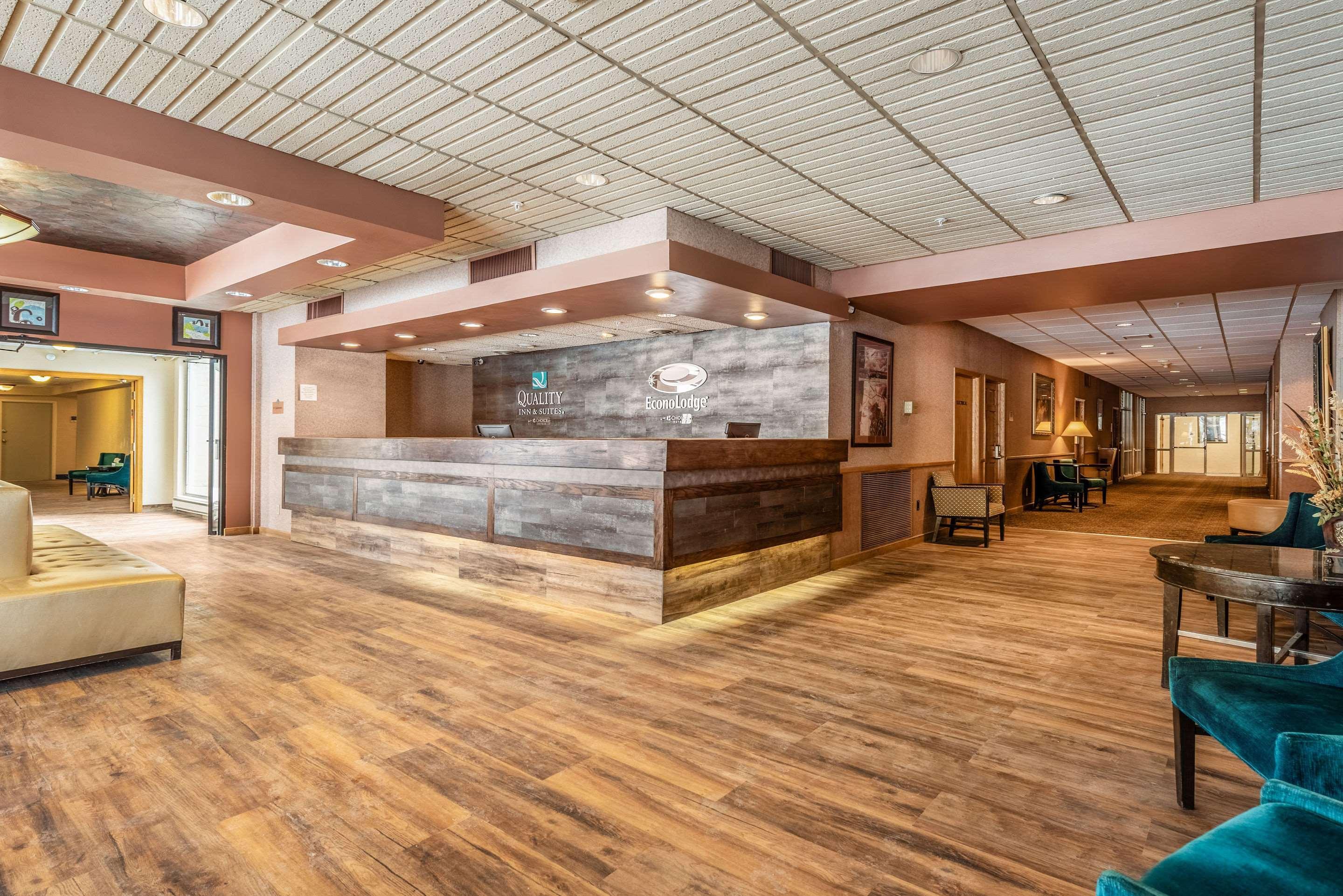 Quality Inn & Suites Брейнърд Екстериор снимка